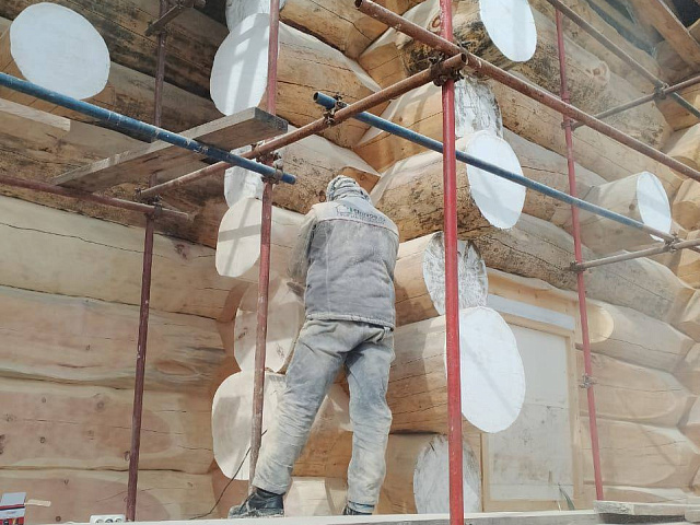 Шлифуем сруб из кедрового бревна большого диаметра срубленного в канадский замок